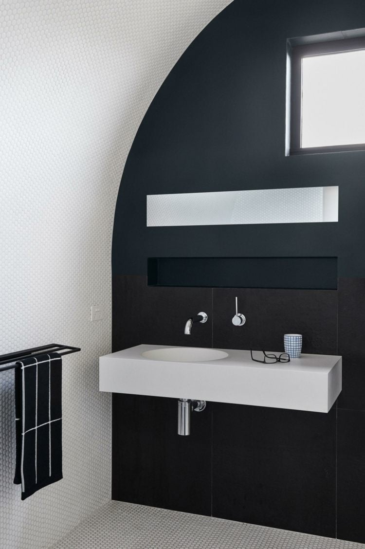 wandfarbe-trends-badezimmer-schwarz-weiß-waschbecken-brille-tasse-handtuch-chroma