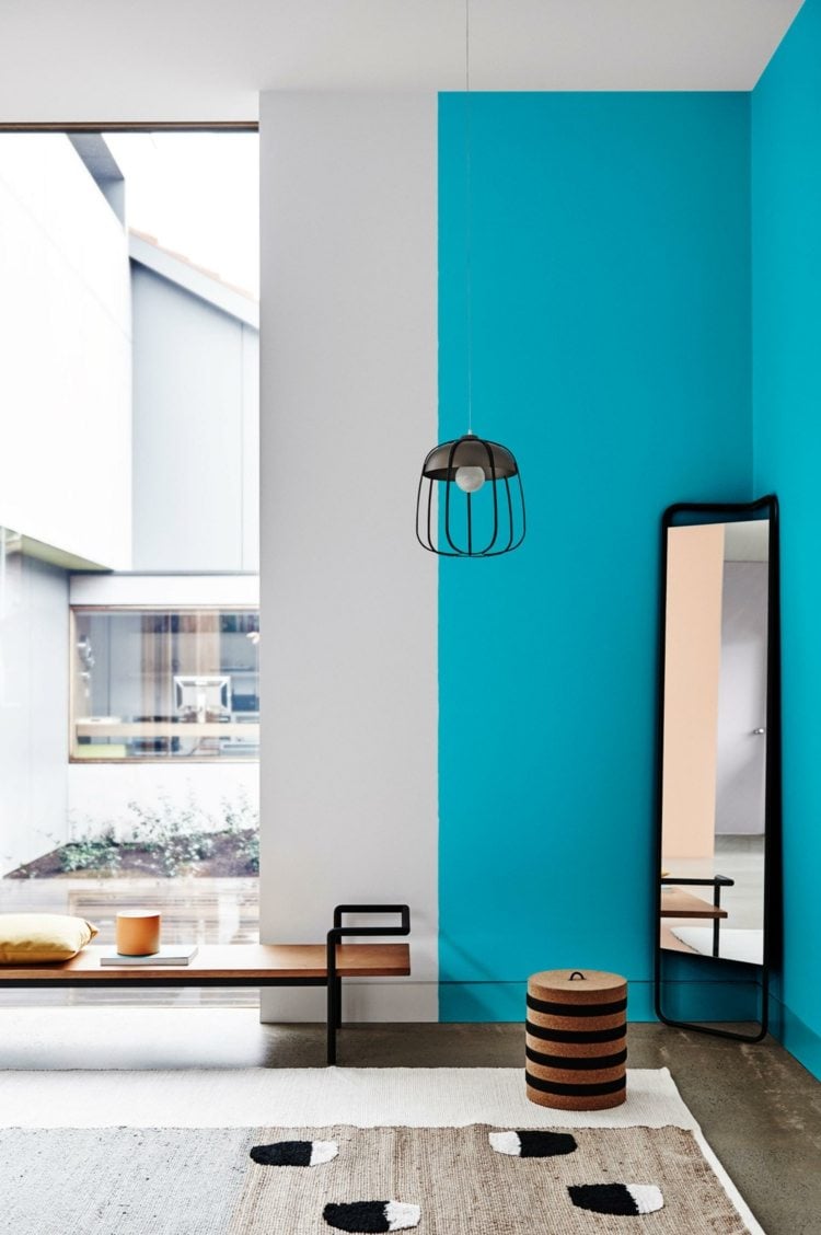 wandfarbe-trends-sitzbank-fenster-spiegel-lampe-blau-wohnzimmer-chroma