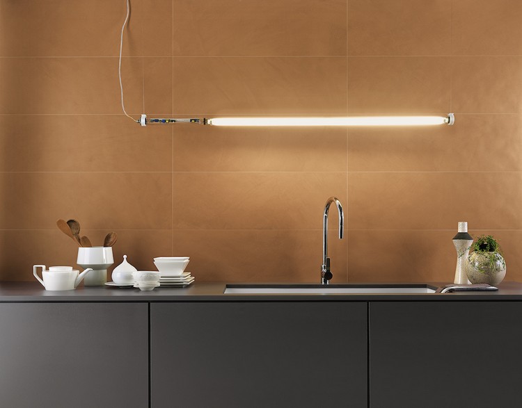 wandfliesen-küche-orange-beleuchtung-led-leiste-arbeitsplatte-spülbecken