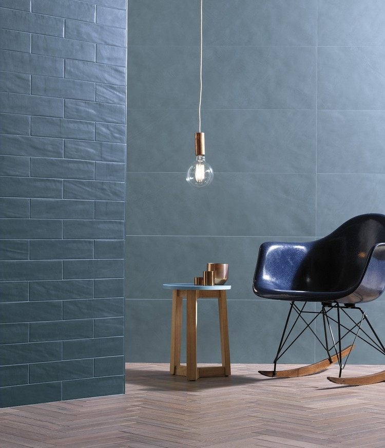wandfliesen-wohnzimmer-blau-industrieller-stil-holzboden-stuhl-beistelltisch