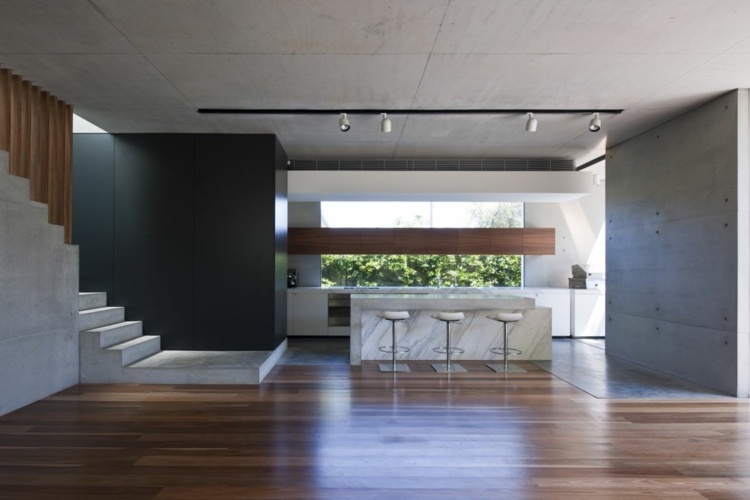 wandgestaltung-betonoptik-akzent-küche-kücheninsel-treppe-laminat-modern