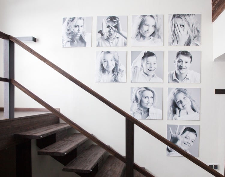 Wandgestaltung im Treppenhaus modern-schwarz-weisse-familienfotografien-fotowand-treppenaufgang