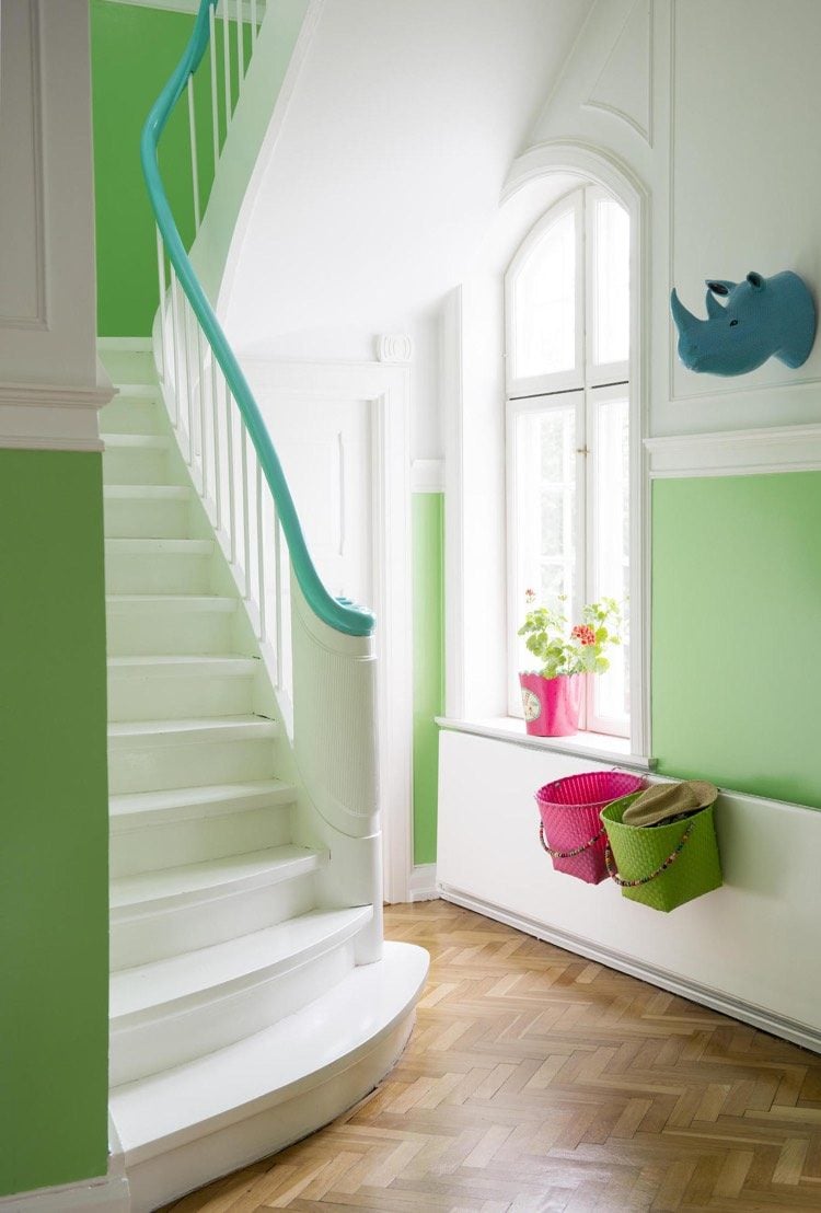 Wandgestaltung im Treppenhaus streichen-gruen-weiss-türkis-handlauf-parkettboden-flur