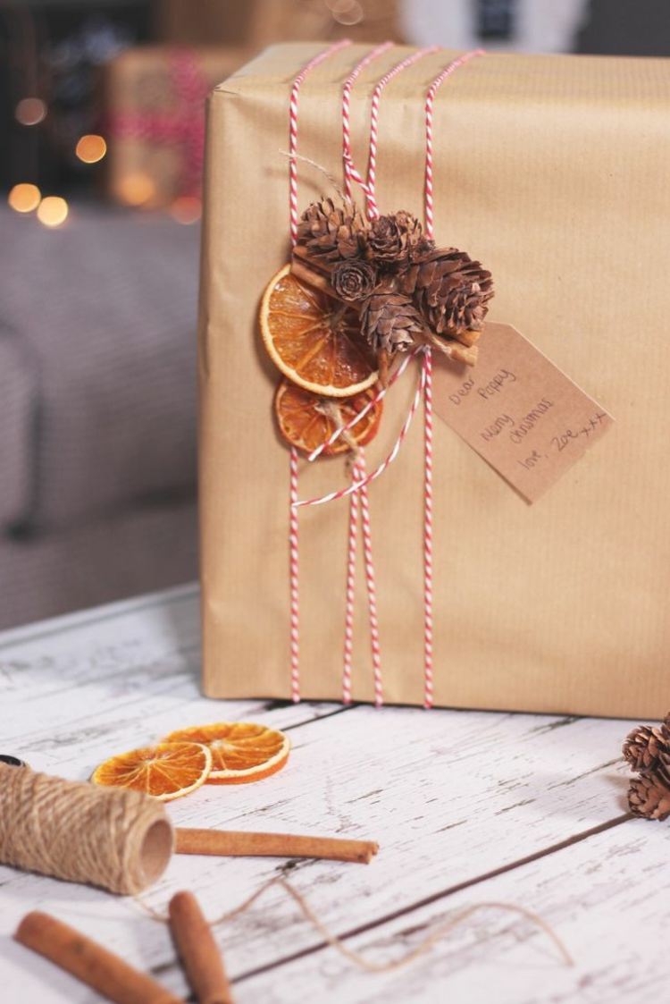 weihnachten-geschenke-verpacken-ideen-tannenzapfen-orange-packpapier