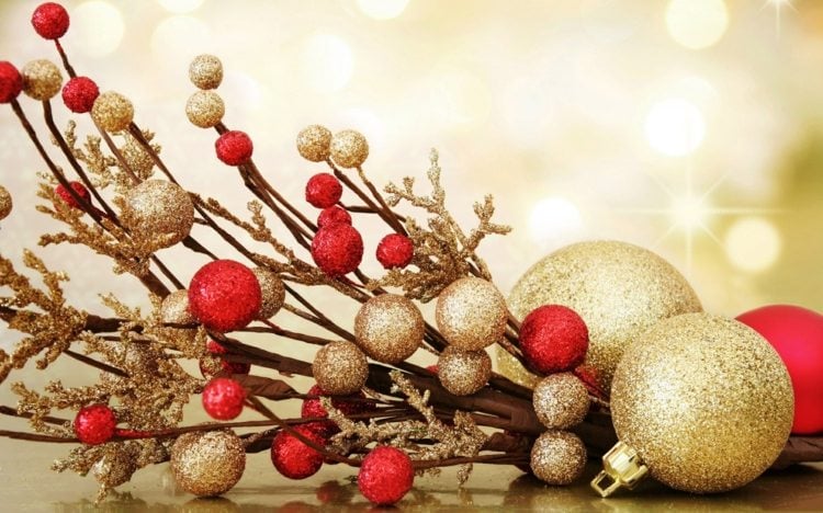weihnachten rot-gold-kugeln-schmuck-weihnachtsstrauß-zweige-edel-idee