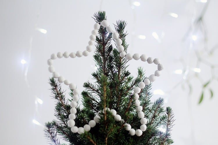 Weihnachtsbasteln mit Kindern -holzperlen-stern-anleitung-weihnachtsbaumschmuck-weiss-einfach