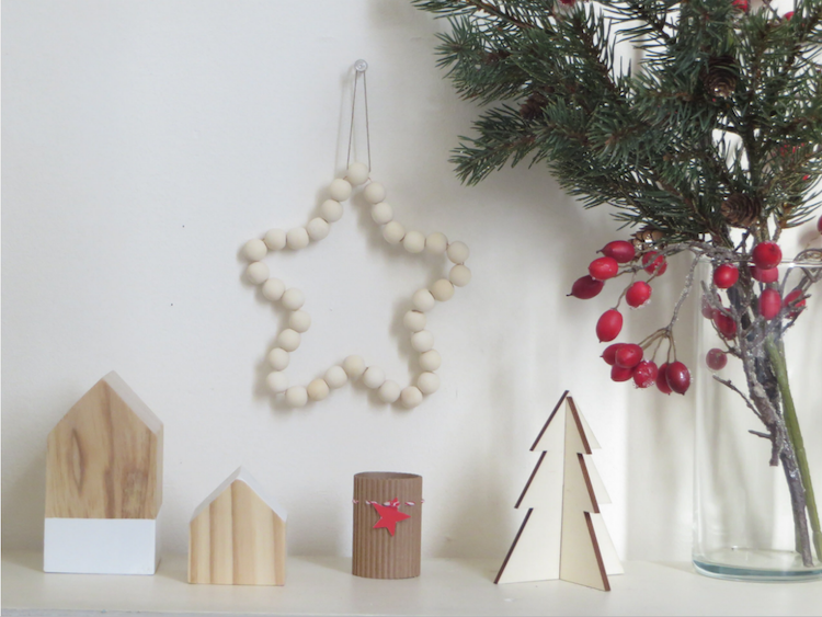 Weihnachtsbasteln mit Kindern -holzperlen-stern-anleitung-weiss-skandinavisch-weihnachtsschmuck