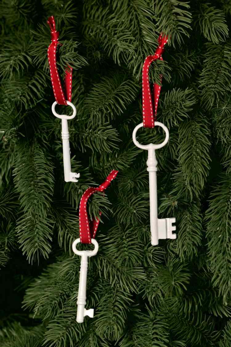 weihnachtsdeko-basteln-einfach-inspiration-schlussel-baumschmuck-bänder-rot