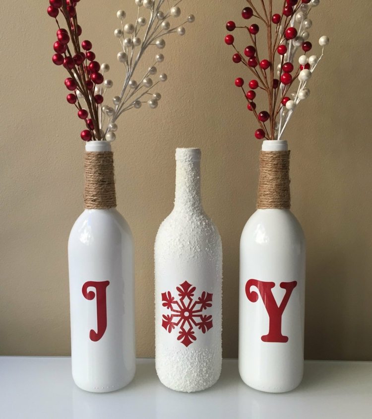 weihnachtsdeko-basteln-flaschen-bemalen-weis-farbe-buchstaben-vase