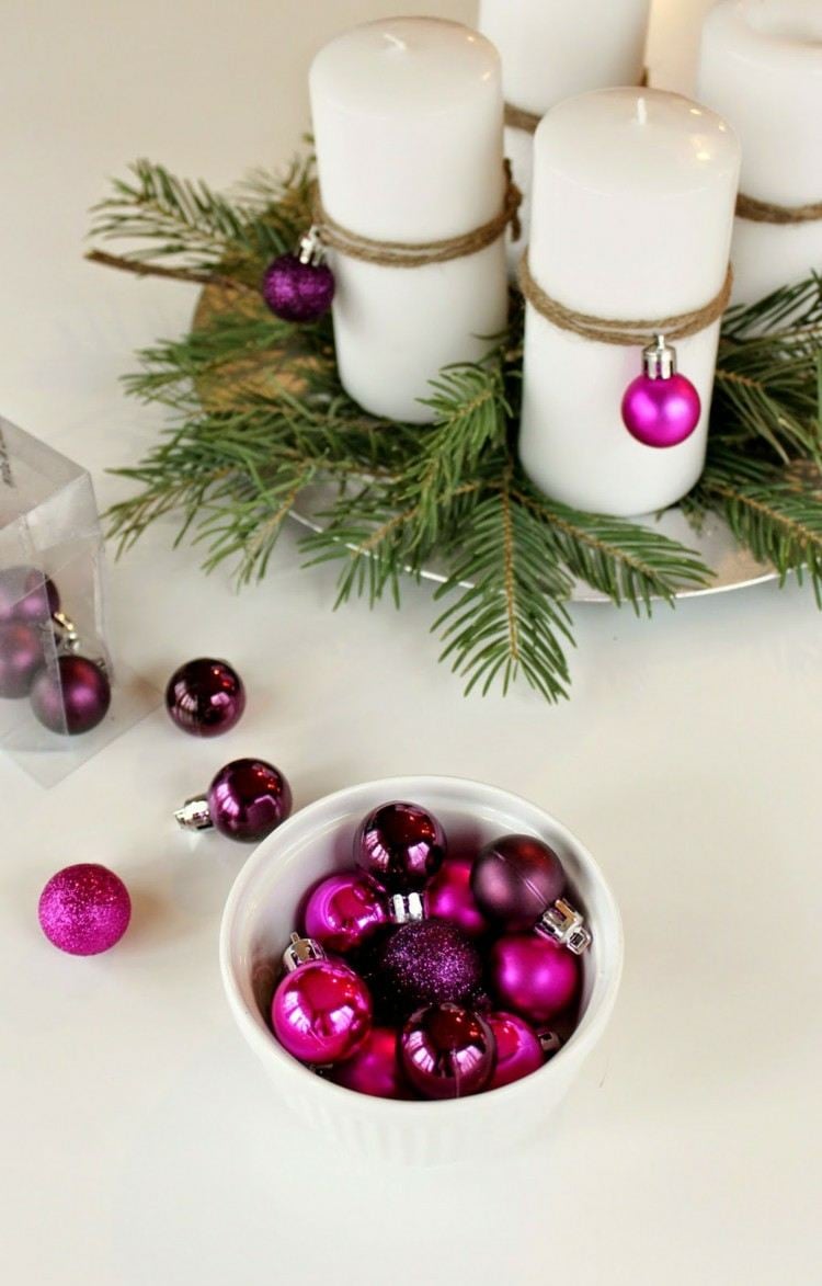weihnachtsdeko-basteln-tischdeko-inspiration-adventskranz-tanengrün-christbaumkugeln