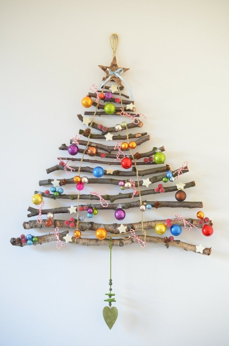 weihnachtsdeko basteln wanddeko-ideen-weihnachtsbaum-stöcke-kugeln-dekorieren
