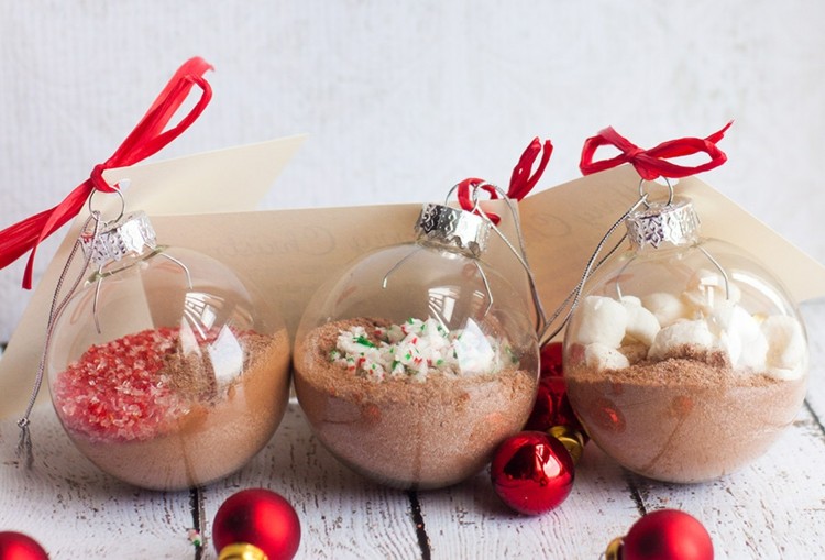 weihnachtskugeln-befüllen-heiße-schokolade-kakao-marshmallows-geschenk-essbar