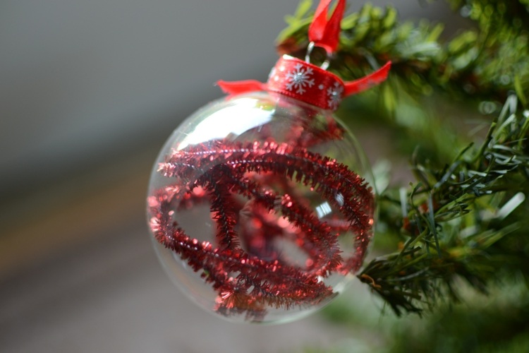 weihnachtskugeln-befullen-pluschdraht-pfeifenreiniger-rot-glitzer-weihnachten-schmucken