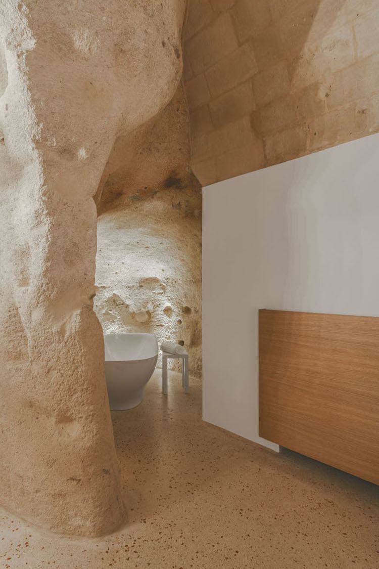 weisse-wandfarbe-naturholz-mobel-grotte-badezimmer-design-kalkstein