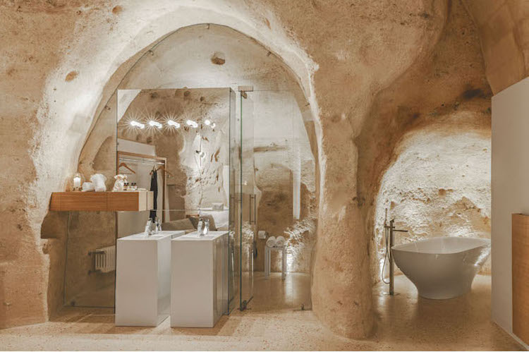 weisse-wandfarbe-naturholz-mobel-grotte-badezimmer-modern-kalkstein