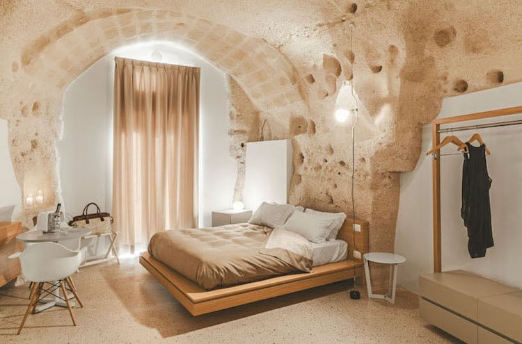 Weiße Wandfarbe -naturholz-mobel-grotte-bett-kalkstein-modern