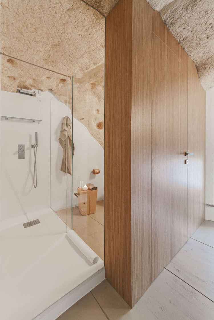 weisse-wandfarbe-naturholz-mobel-kalkstein-badezimmer-glaswand