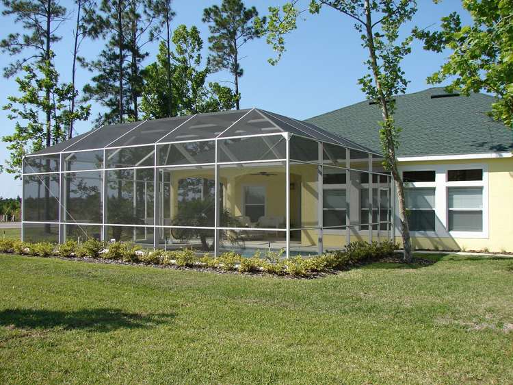 Wintergarten einrichten -glas-sichtschutz-sonnenschutz-anbau-modern