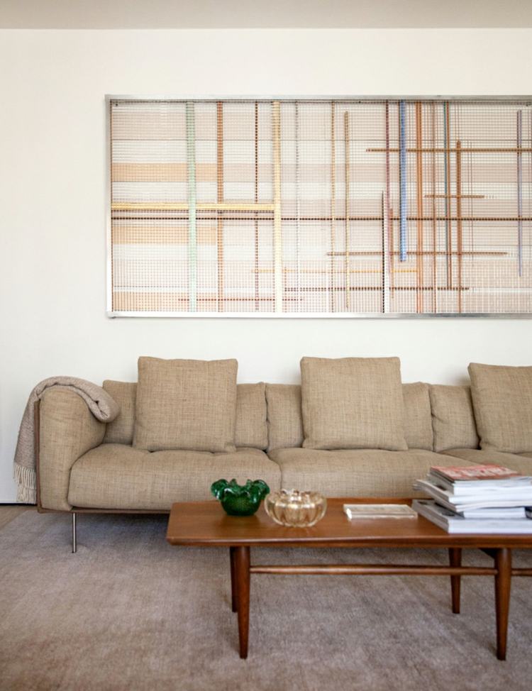 wohnzimmer-regalwand-lounge-beige-sofa-komfort-wanddeeko-kunst-bild