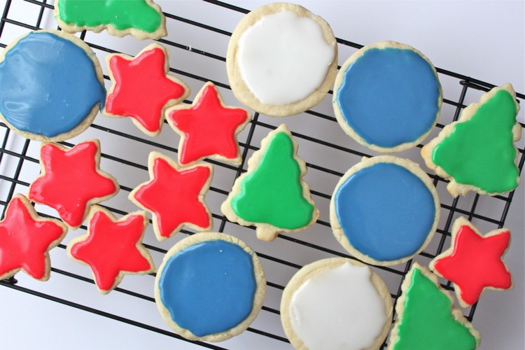 zuckerguss-selber-machen-färben-bunte-kekse-weihnachtsplätzchen-verzieren