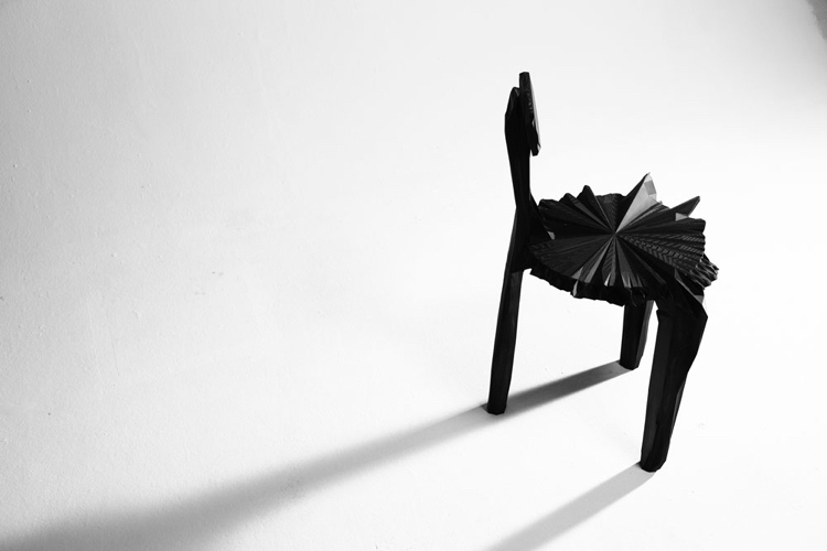 3d-druck-möbel-design-stuhl-schwarz-dreibeinig