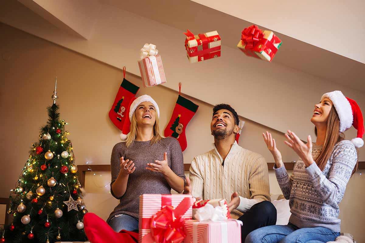 Geschenke auspacken Spiel Weihnachten Erwachsene im Büro oder Freunde