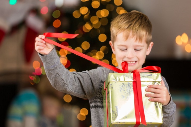 Weihnachtsspiele Geschenk auspacken Ideen für Familien mit Kindern