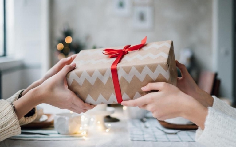 Weihnachtsspiele Geschenke auspacken Ideen für mehr fröhliche Stimmung um den Weihnachtsbaum