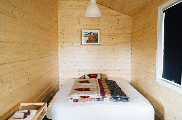 alpenlook schlafzimmer zirbenholz-wandverkleidung-bettwäsche-karomuster-herzen
