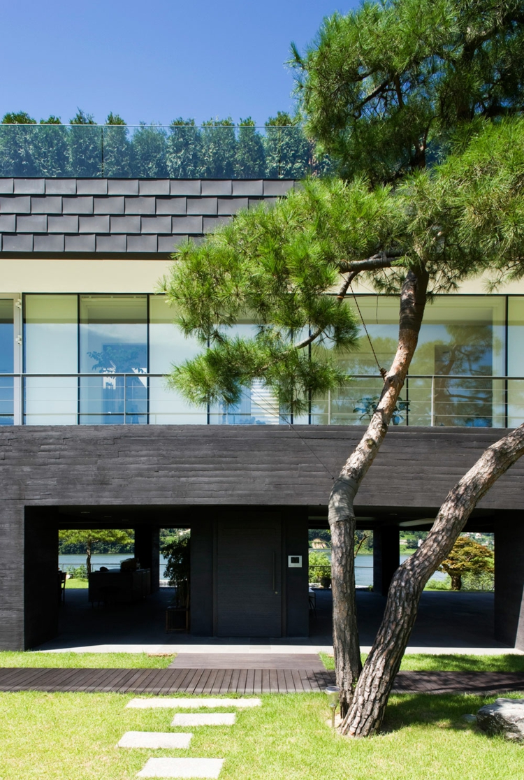 Das schwebende Haus mit Balkongeländer aus Glas in Südkorea