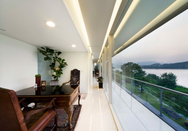 balkongeländer-glas-metall-terrasse-aussicht-korridor-besprechungszimmer-arbeitszimmer-massivholz-tisch-stühle