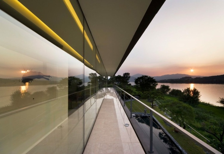 balkongeländer-glas-metall-terrasse-pool-sonnenuntergang-natur-landschaft-glasfront-fluss-aussicht
