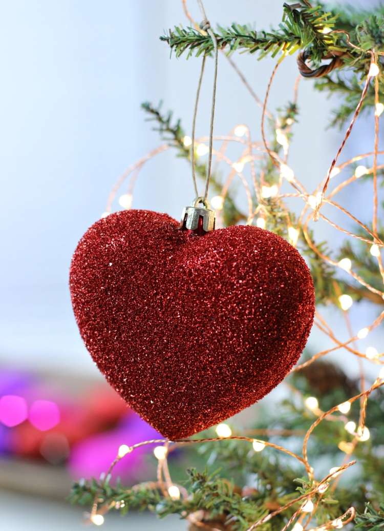 basteln-glitzer-weihnachtsbaum-weihnachtsbaumschmuck-herz-rot-lichterkette