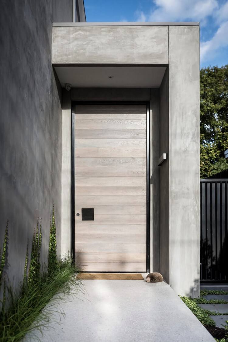 betonhaus-minimalistisch-eingang-haustür-betonfassade-kletterpflanzen