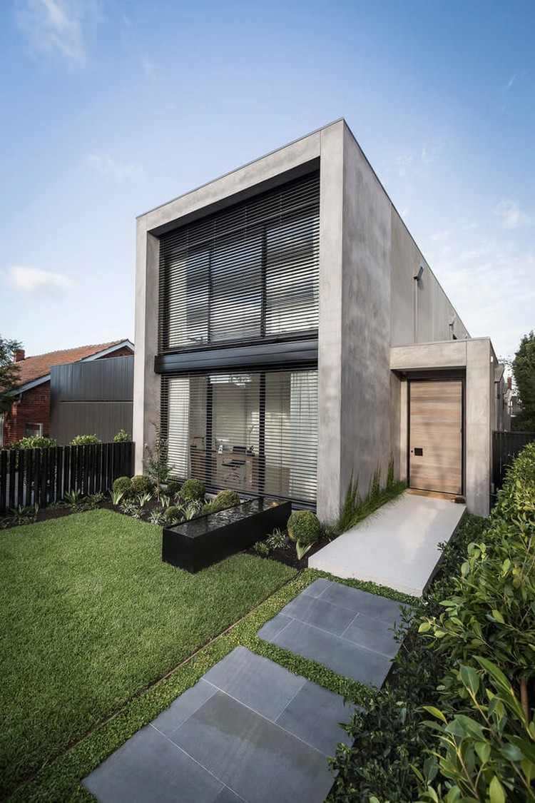 betonhaus-minimalistisch-garten-fensterfronten-jalousien-gartenweg