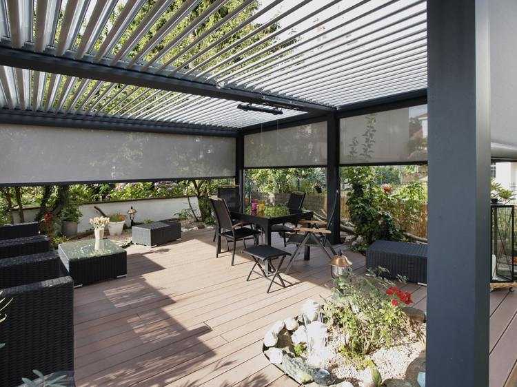 bioklimatische-pergola-terrasse-holzdielen-begrünung-modern
