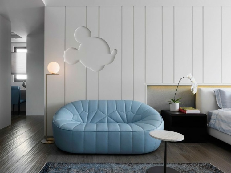 boden-mamorfliesen-schlafzimmer-sofa-blau-leder-beistelltisch-wandverkleiding-holz-muster-nachttisch-bücher-orchidee-18