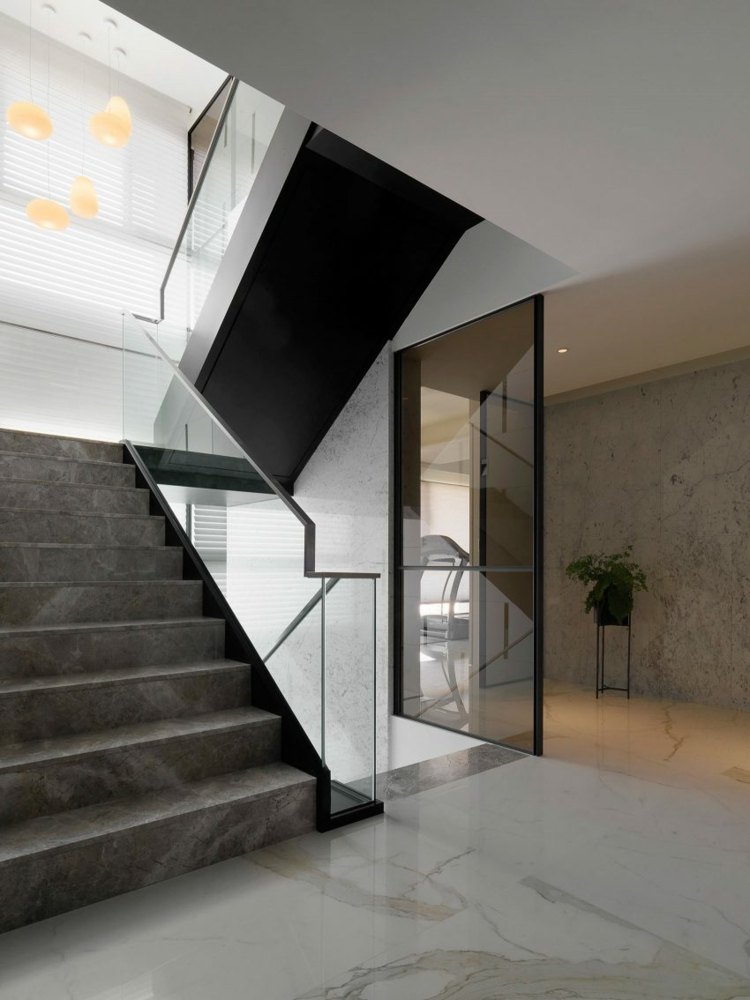 boden-mamorfliesen-treppenhaus-treppen-marmorbelag-glastrennwand-geländer-glas-jalousien-pendelleuchten-9