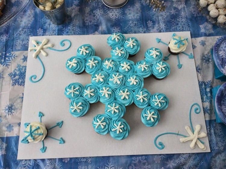 eiskönigin-party-snacks-cupcakes-blaues-frosting-schneeflocke