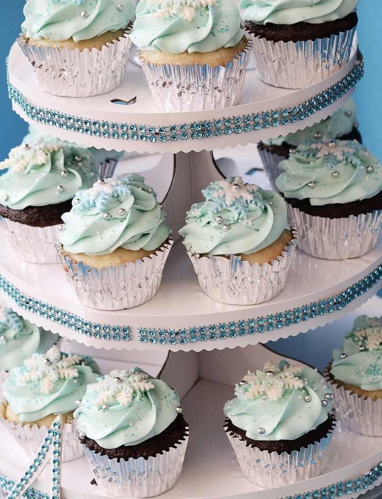 eiskönigin-party-snacks-cupcakes-frosting-blau-zuckerperlen