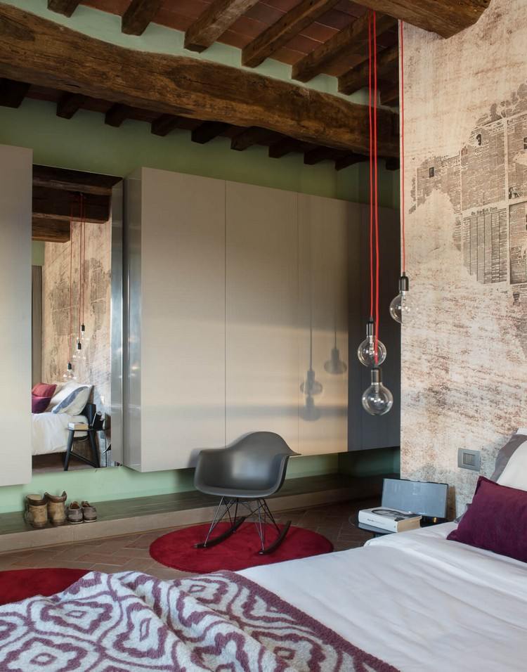 eklektischer-einrichtungsstil-schlafzimmer-holzbalkendecke-rote-teppiche