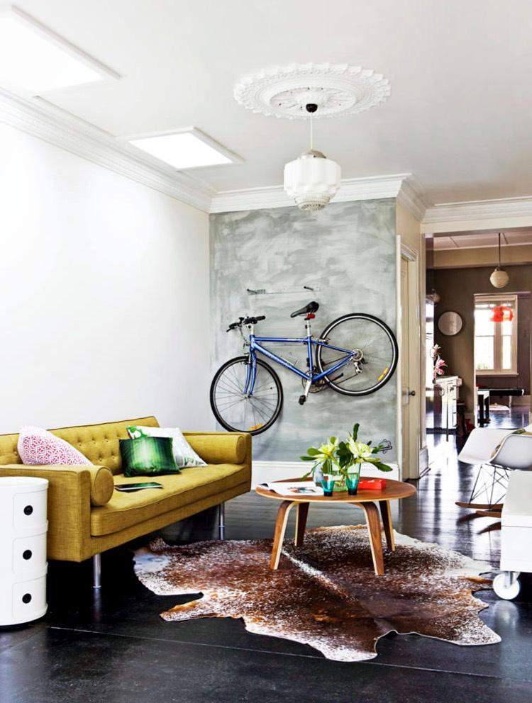 fahrradhalter-wand-decke-betonwand-wohnzimmer-couch-polster
