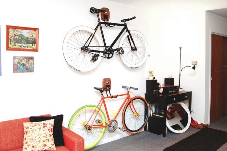 fahrradhalter-wand-decke-wohnzimmer-deko-orange-modern