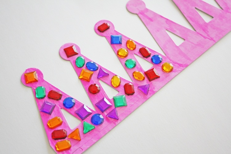 fasching-basteln-krone-papier-rosa-kinder-strasssteine-sortiert-farbig-aufkleben-verzieren-zacken