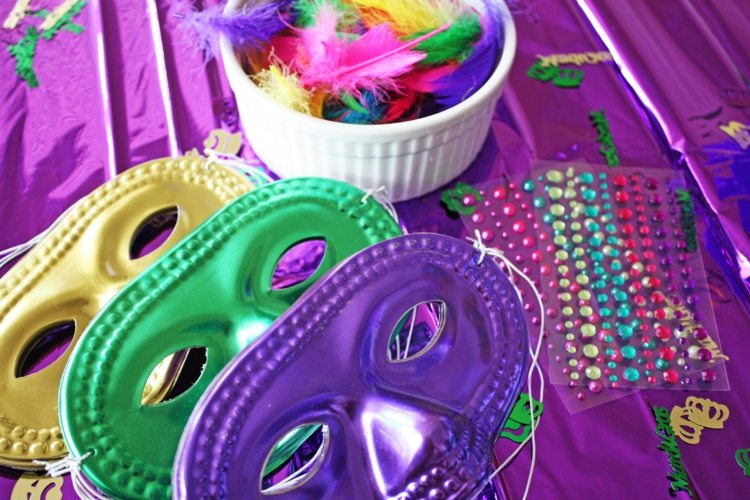 fasching-basteln-maske-augen-karneval-feder-bunt-plastik-steinchen-party-tischdecke-lila-glänzend