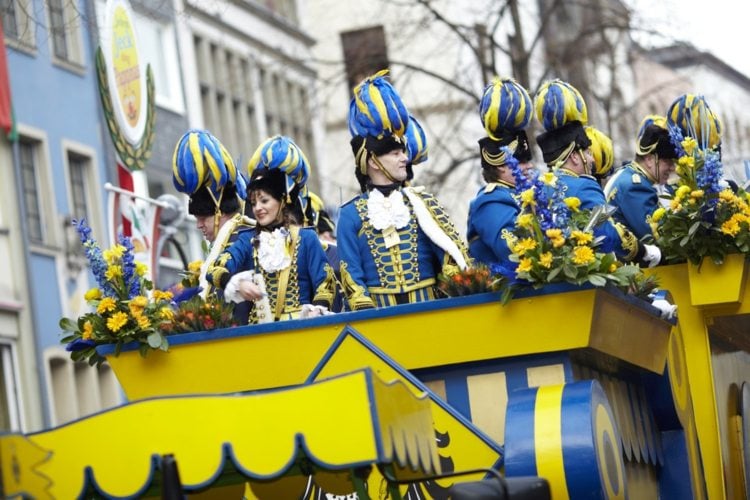 fasching-köln-tradition-festzug-hofnarr-blau-gelb