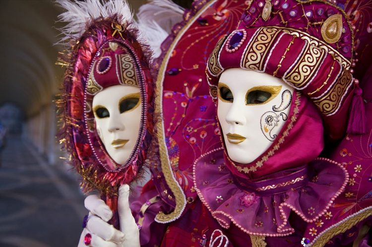 fasching-venedig-venezianisch-italien-masken-prachtvoll-verkleidung-anonym
