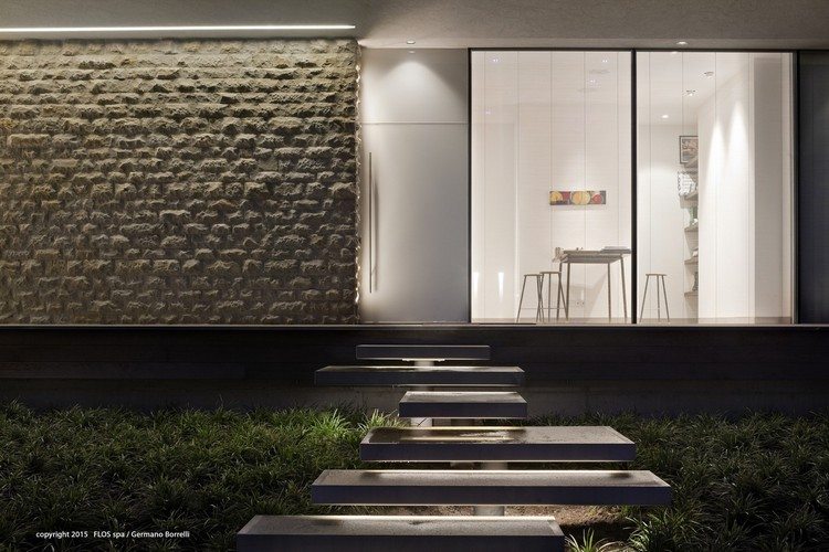 flachdachhaus-design-eingangsbereich-schwebende-beleuchtete-trittplatten