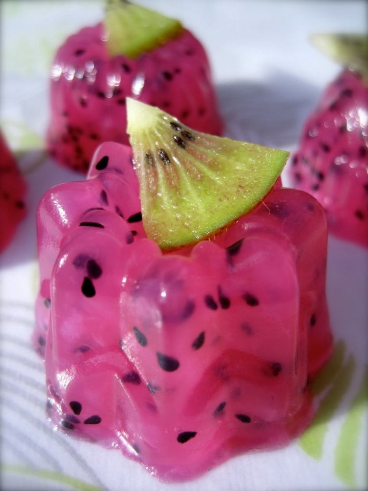geliermittel-agar-agar-drachenfrucht-lebensmittelfarbe-rosa-samen-wackelpudding-sternchen-kiwischeibe-dessert
