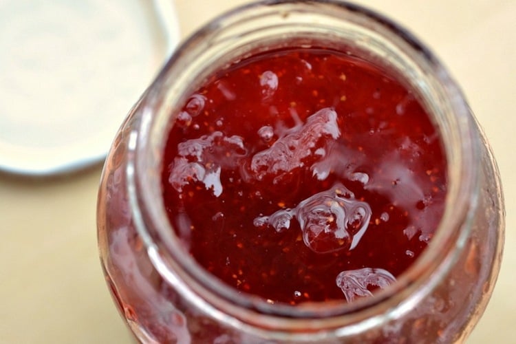 geliermittel-agar-agar-erdbeeren-marmelade-kochen-anrühren-einweckglas-deckel-aufstrich